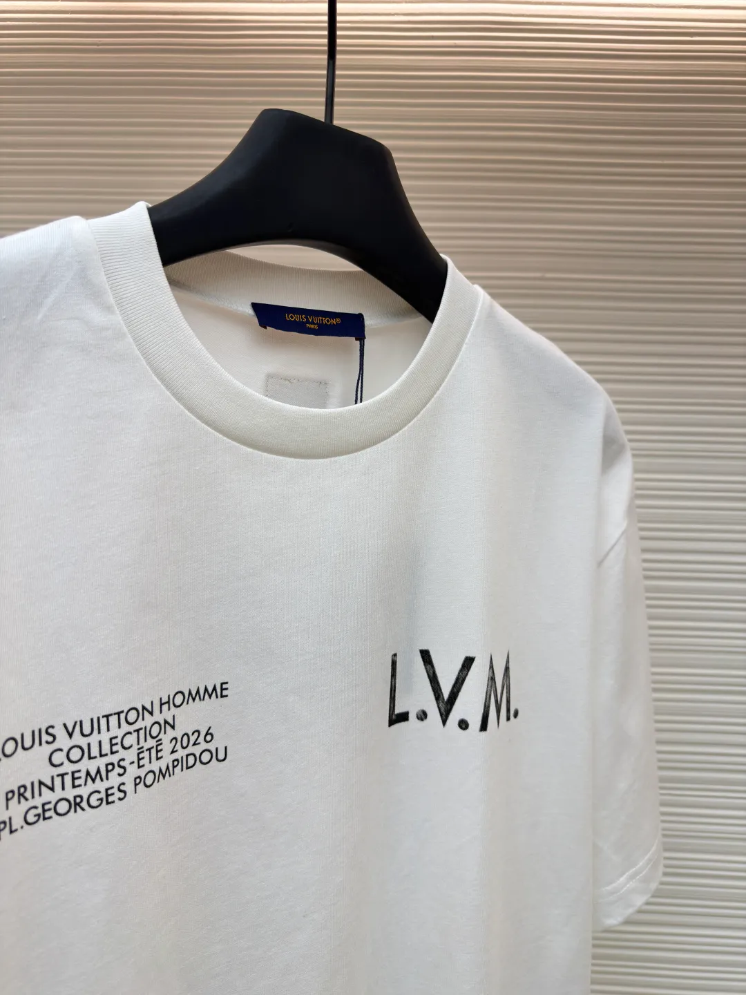 LOUIS VUITTON Team Printed Round Neck Short Sleeve ●Item No.: 1682117-A05 ●Material: Cotton knitted fabric ●Technology: Glue printing ●Color: White ●Version: Fitted version ●Weight: about 270 grams ●Size: It is made of fine cotton knitted fabric, using high-count combed cotton yarn and woven through plain knitting technology. The combing process removes short fibers and impurities, making the yarn smoother and stronger. The woven fabric therefore has a tight structure, a smooth surface, and a soft and refreshing touch. High-quality basic fabrics are fundamental to ensuring the durability and daily comfort of T-shirts. Environmentally friendly elastic glue printing uses water-based environmentally friendly slurry, and uses polymer cross-linking technology to achieve the elastic combination of patterns and fabrics. Its biggest feature is its excellent stretch resilience, and the printed area can expand and contract simultaneously with the fabric without cracking. The pattern has a matte or semi-matte finish, with bright colors and great coverage. The printed area feels soft and smooth, with no obvious hardening of the film, maintaining the original softness and breathability of the fabric. Because the slurry penetrates into the fiber gaps, it has a slight waxy resistance when touched, similar to the texture of fine sand leather. The overall wiring is straight and delicate, the fabric is comfortable and soft, and the color is consistent without color difference. It can be matched with the same style to create a fashionable look and control various occasions. Customized accessories, complete with three standards, same style for men and women!
